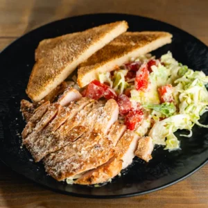 Cézár saláta, csirkemell salátával és pirított kenyérrel