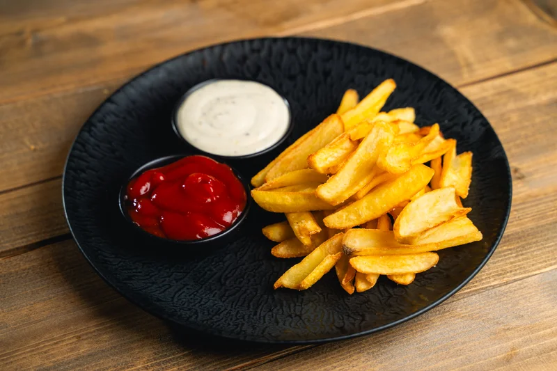 Csónakburgonya 1 Sültkrumpli ketchup és majonéz mellett