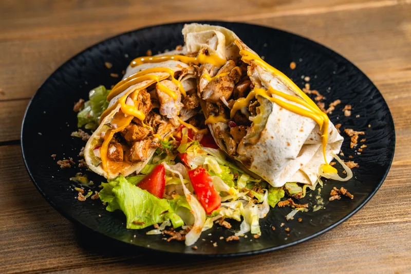 Fitt Pakk 1 Csirkés tortilla salátával tálalva.