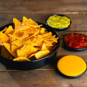 Tál nachos, különböző szószokkal.