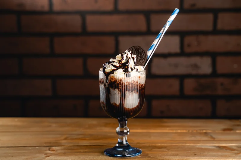 Oreo Shake 1 Fagylaltos pohárban, csokoládés házi Oreo shake