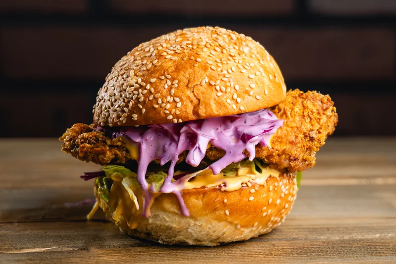 Ragnar Crisp 1 Ropogós csirkés hamburger coleslaw salátával