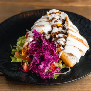 Tortillába tekert marhahúsos ragu, joghurtos szósszal, friss salátával