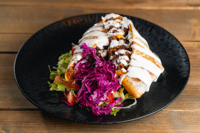 Red Pakk 1 Tortillába tekert marhahúsos ragu, joghurtos szósszal, friss salátával