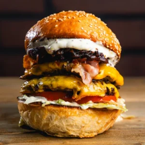 Óriási hamburger, dupla marhahússal, dupla cheddar sajttal, hagymalekvárral, friss zöldségekkel, és házi majonézzel