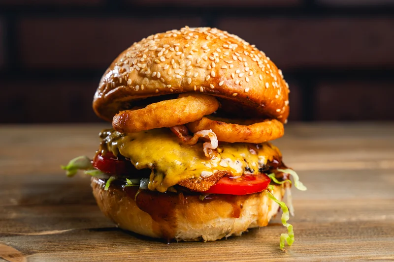 Jack the Sheriff 1 Friss hagymakarikával tuningolt, mennyei cheddar sajtos, bbq hamburger veresegyházán, az éhes viking étteremben