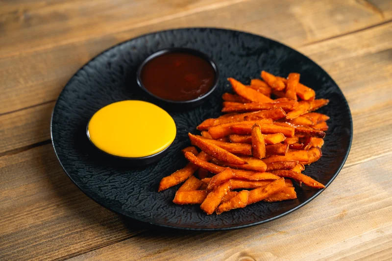 Édesburgonya (+szósz opcionális) 1 Sült édesburgonya, házi szószokkal tálalva.