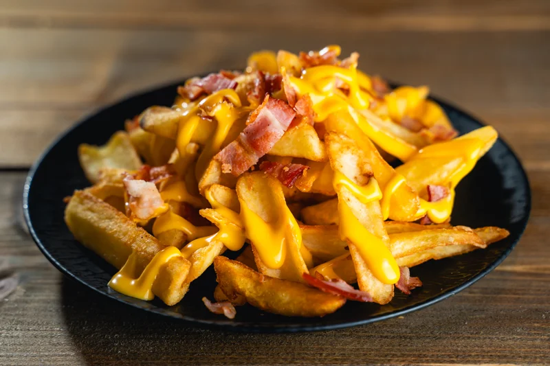 Loaded fries 1 Legjobb amerikai sült csónakkrumpli, sajtszósszal és bacon darabokkal.