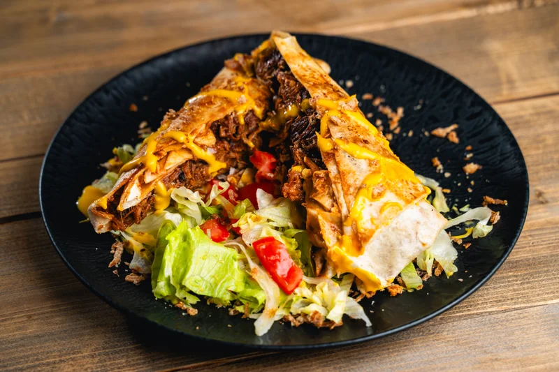 Tépett Pakk 1 Tortillába tekert házi pulled-pork street food, salátával