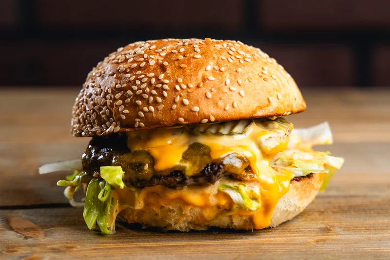 Thor Mennydörgés 1 Szezámmagos kézműves hamburgerbuciban, sajtszószos, cheddar sajttos usa sajtburger