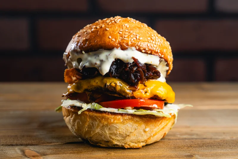 Viking Classic 1 Klasszikus viking sajtos hamburger, cheddar sajttal, házi lilahagymalekvárral, és friss zöldségekkel.