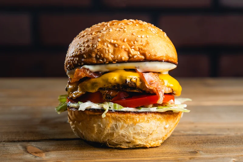 Viking Fivérek 1 Sajtos hamburger, friss zöldségekkel, házi majonézzel, kézműves szezámmagos buciban